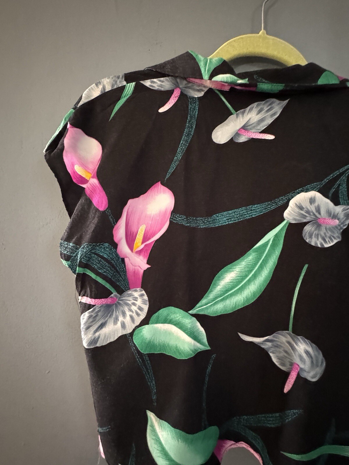 VTG Spotlight 1980’s Black Hawaiian Print Tie Tank & Matching Open Blouse Size M