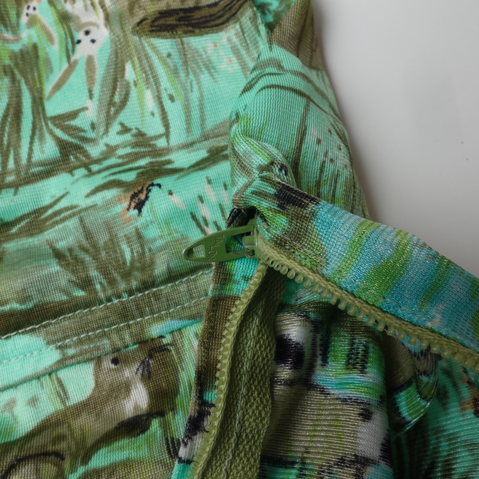 Vintage 1970s Women’s All Over Print XS Raccoon Crop Shirt Sleeveless Bunny 70s