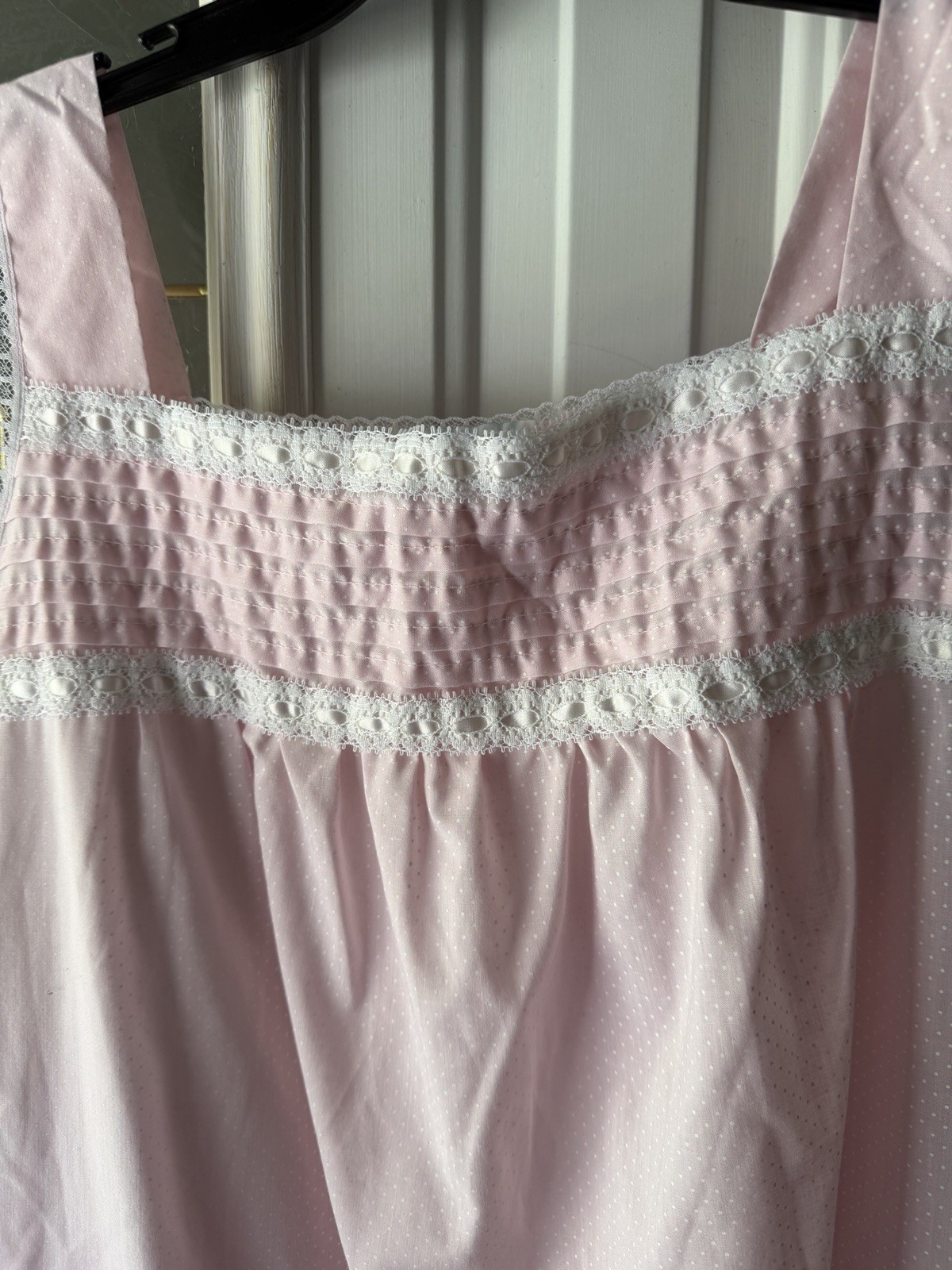 Dameá nightgown features delicate lace trim – Polk Dotted On Pink- READ For Sz