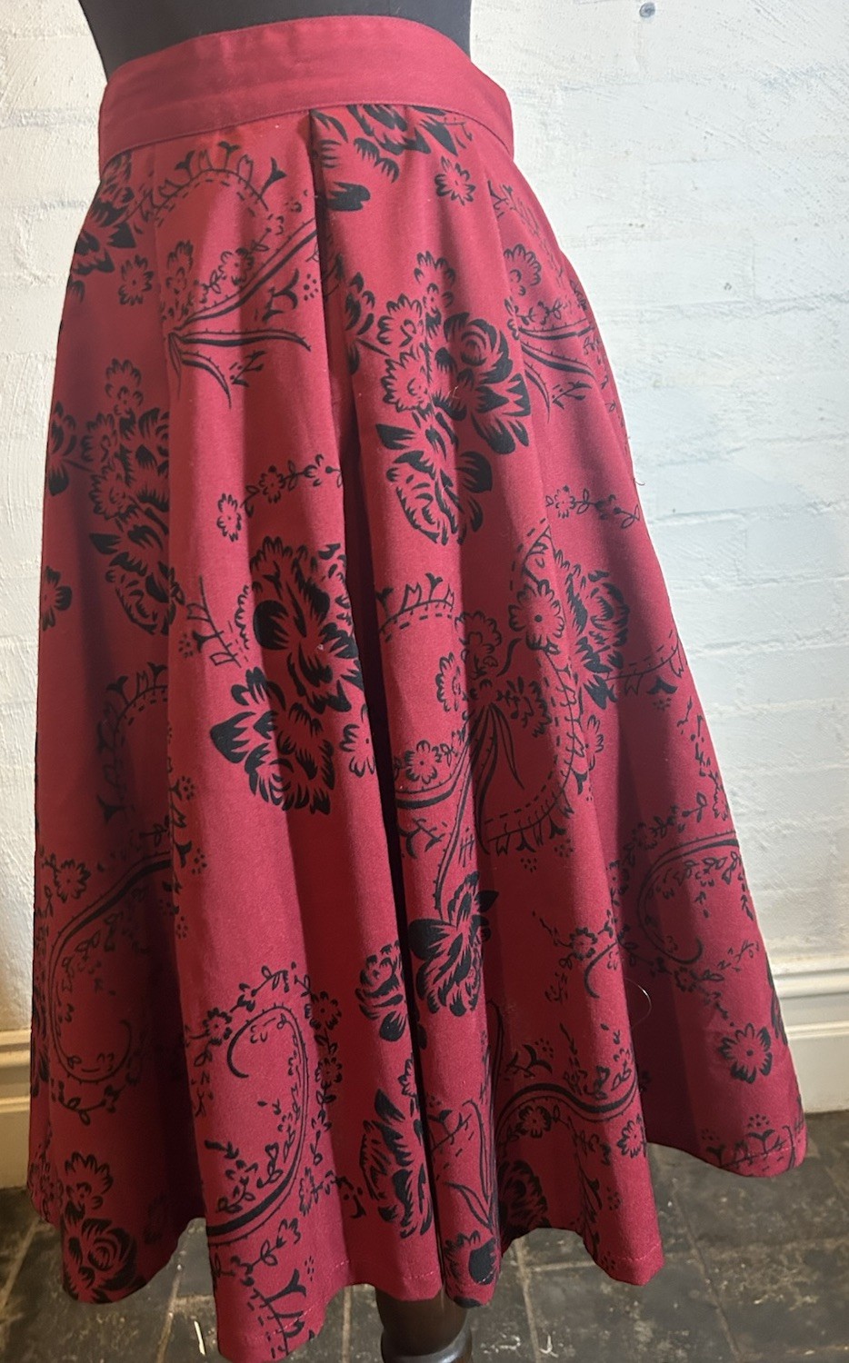 Original 1950/60s Full Cotton Skirt In Deep Plum & Black Velveteen Roses Sz S