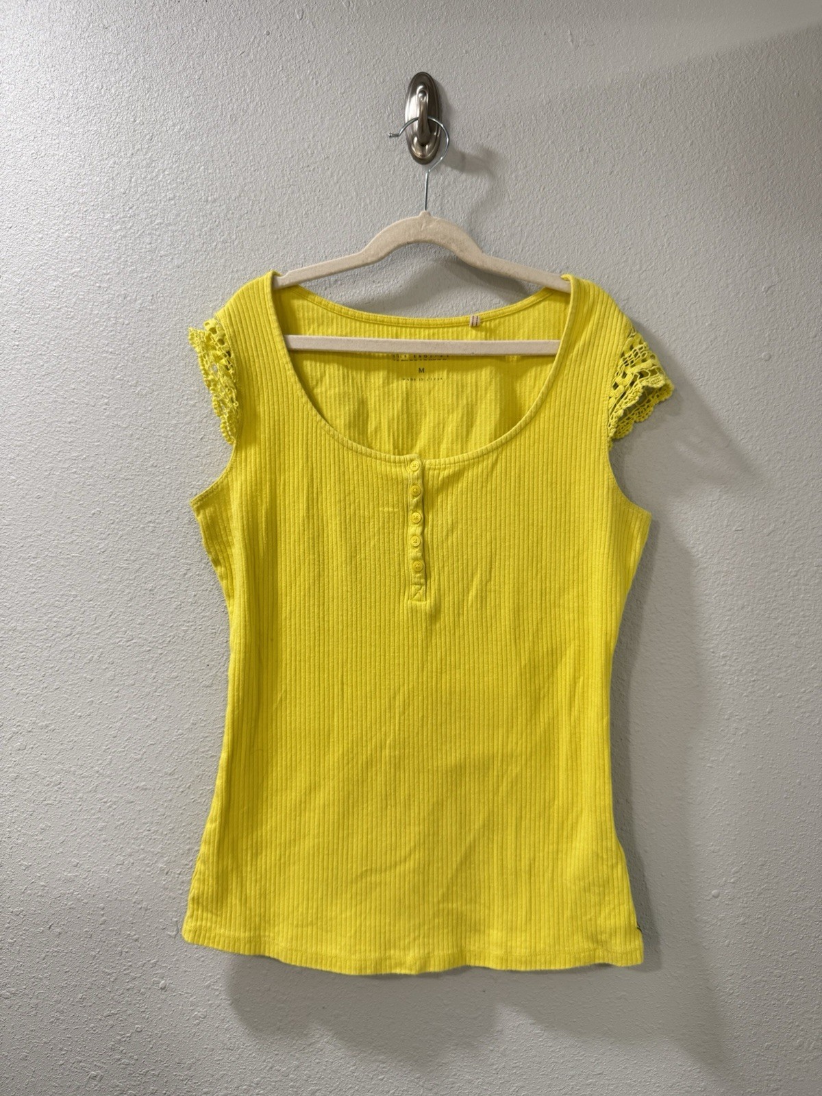 GUESS Vintage Women’s Tank Top Yellow Lace Sleeve 1/4 Button Y2K Size Medium
