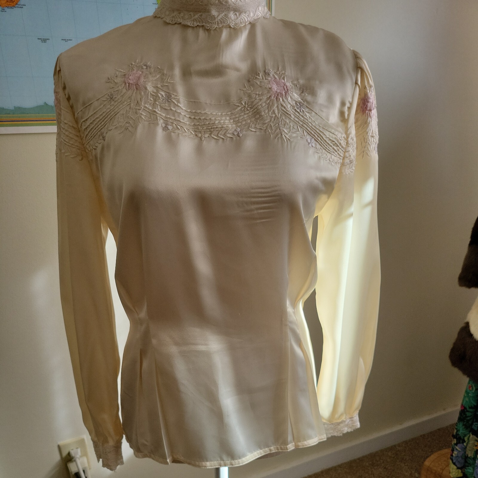 V5g 80s Victorian Blouse puff sleeve high collar embroidery satin