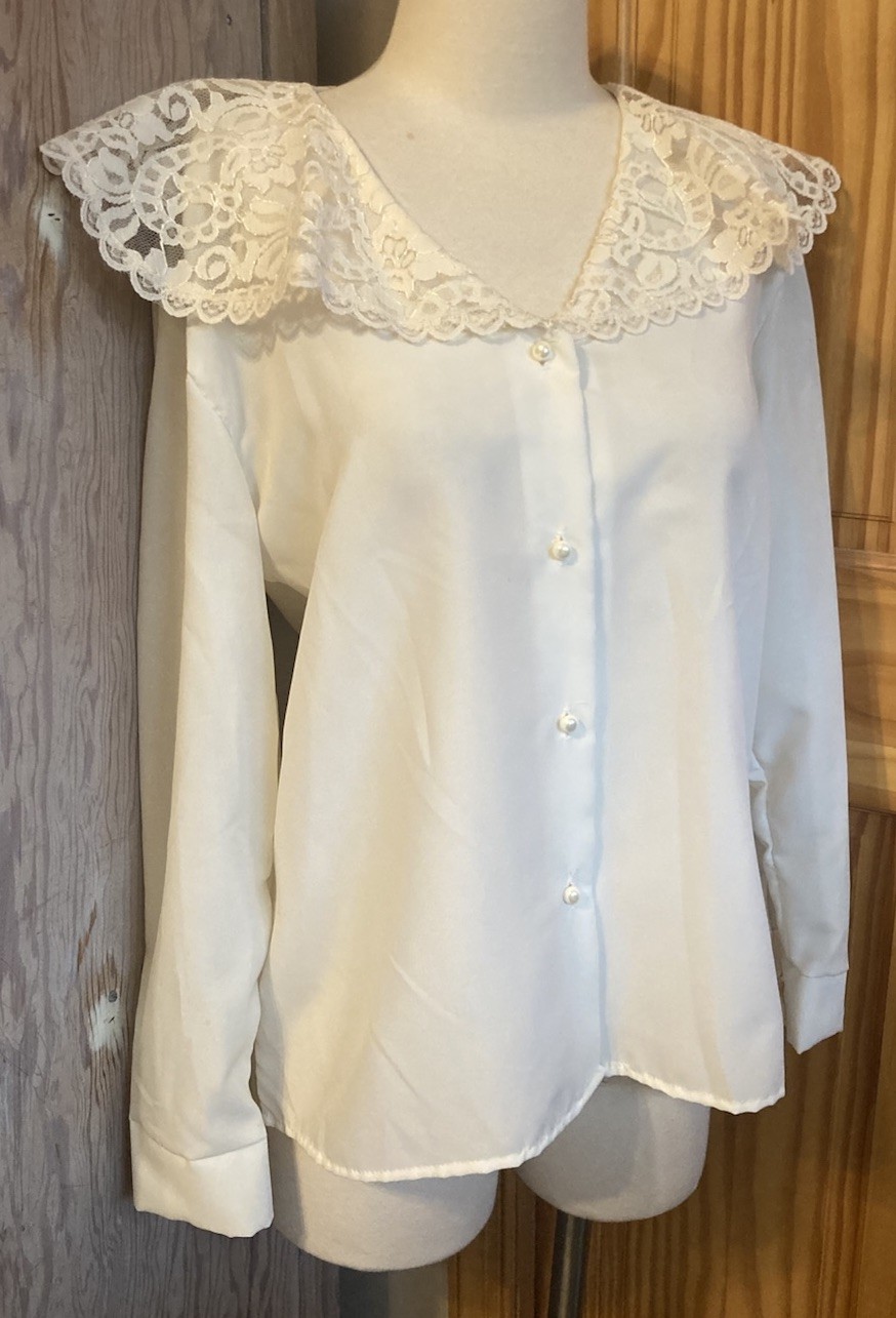 1980s Vintage Shirt Blouse Sz M Oversized Lace Collar Faux Pearls – AS IS