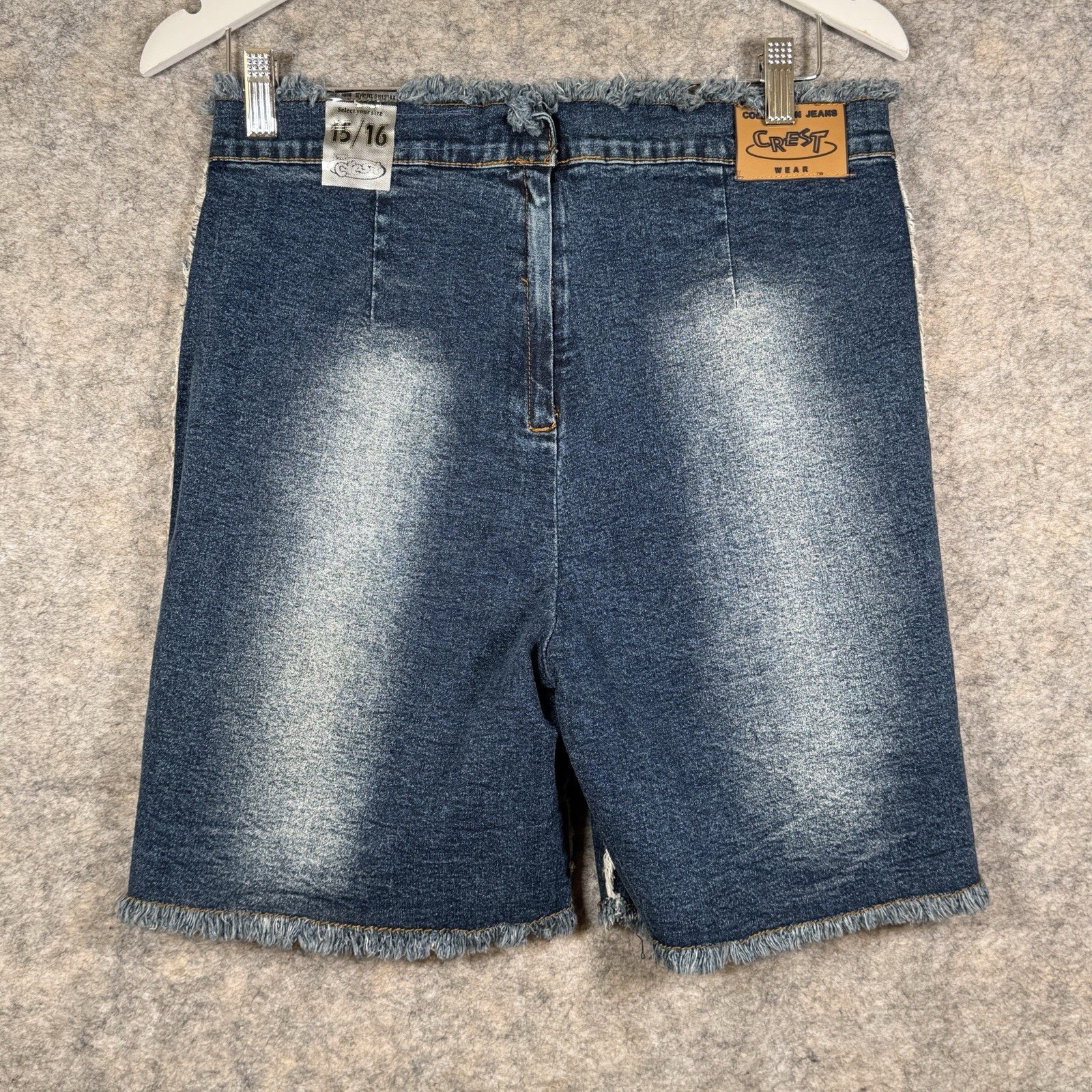 Vintage Y2K NWT Womens Crest Jean Shorts Size 15/16 30×19 Fringe Studs Jorts