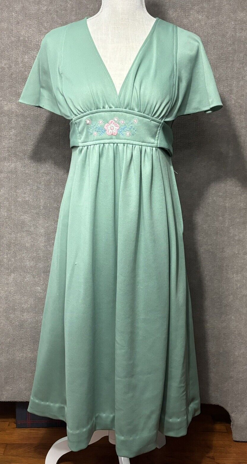 Vintage 70s Dress Sz 7 Marilyn Monroe Embroidered Green Flutter Sleeve Tie Scarf