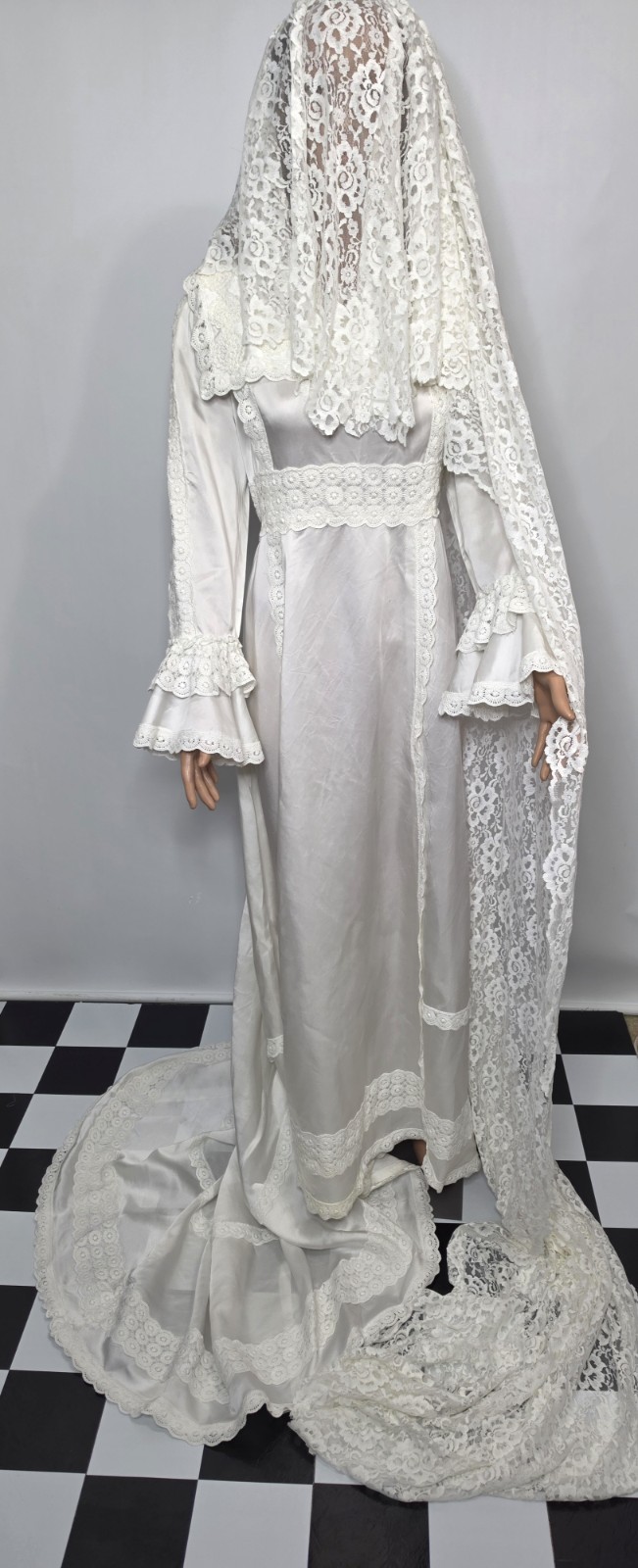 Vintage Handmade Wedding Dress 2 Tier Lace Veil Bell Sleeve Bridal Gown