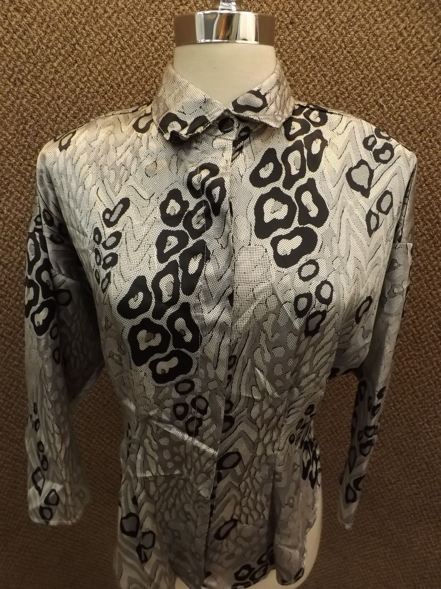 Totally ’80s Silver Black Liquid Art Op Curvy Fitted Shirt Blouse w/ Tails Sz M