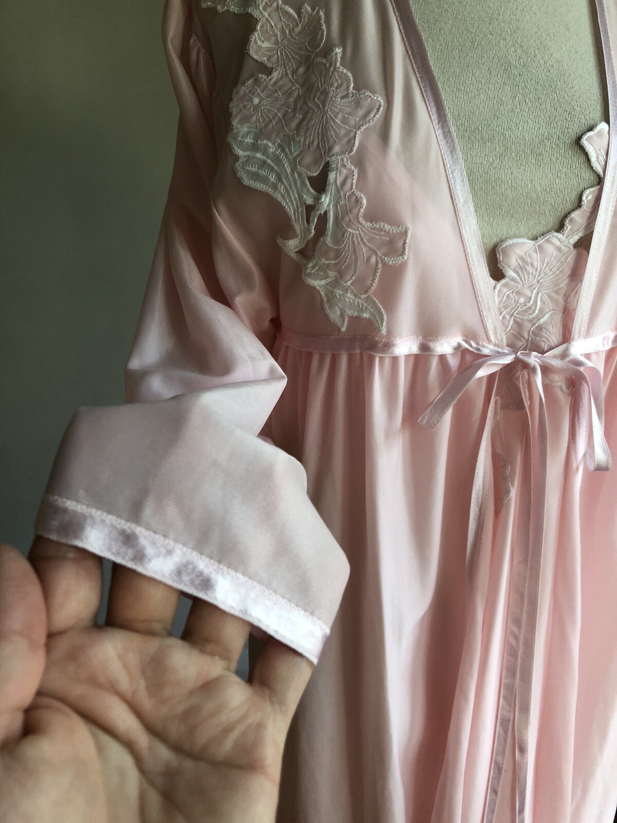 GORGEOUS VTG Made in Yugoslavia Pink White Floral Applique Nightgown Peignoir M