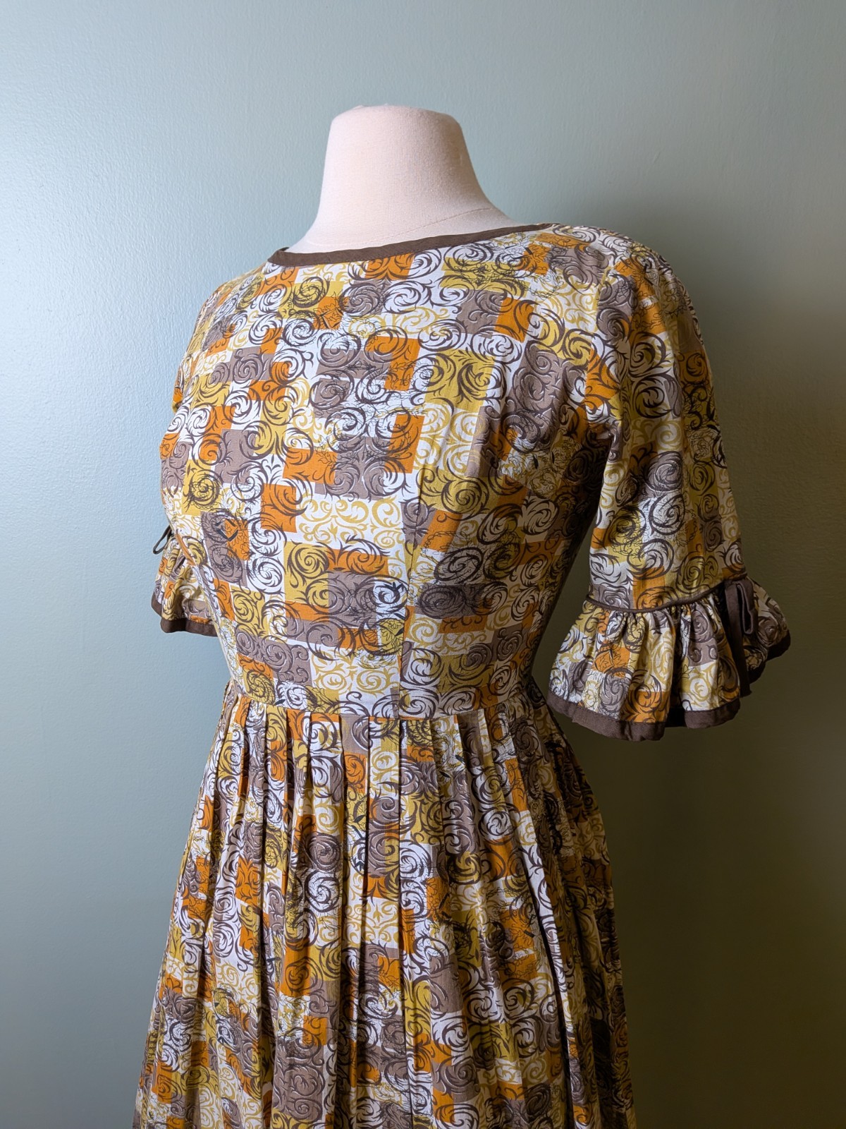 as Is 1960s Vintage Autumnal Novelty Print Flare Sleeve Pleated Dress