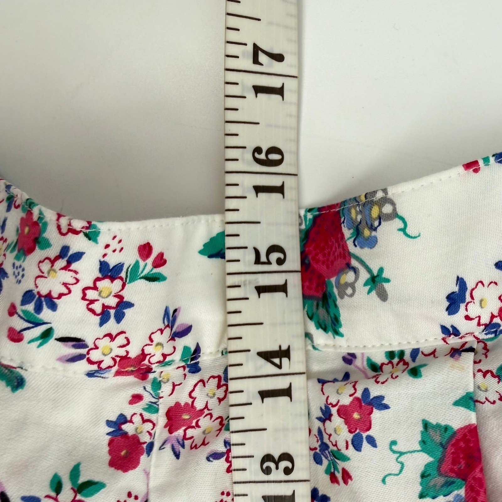 The Eagle’s Eye Shorts Womens 12 White Floral Strawberry Excellent Vintage 90s