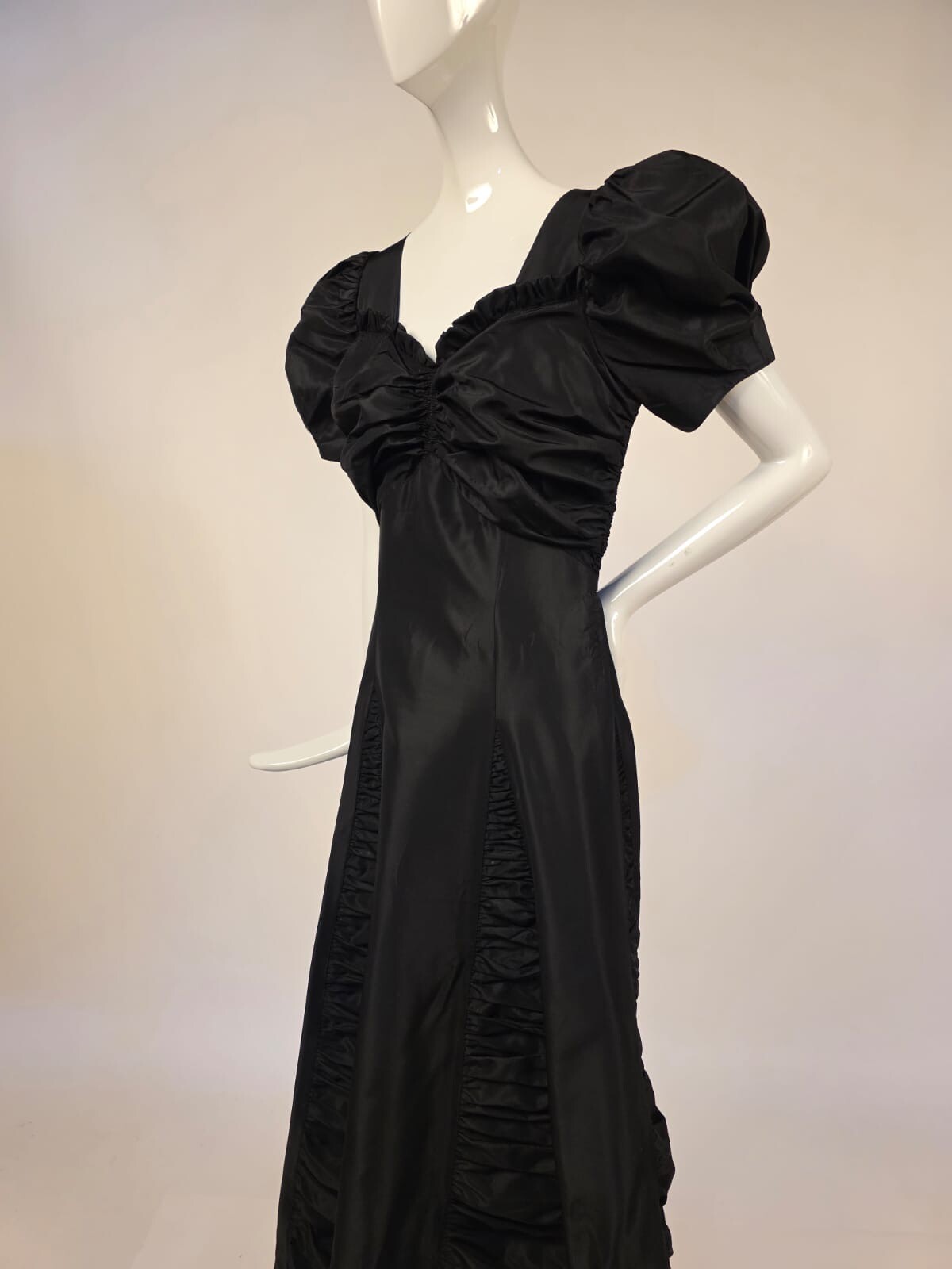 1930’S CRISP JET BLACK TAFFETA PUFF SLEEVE DRESS W RUCHED SKIRTING
