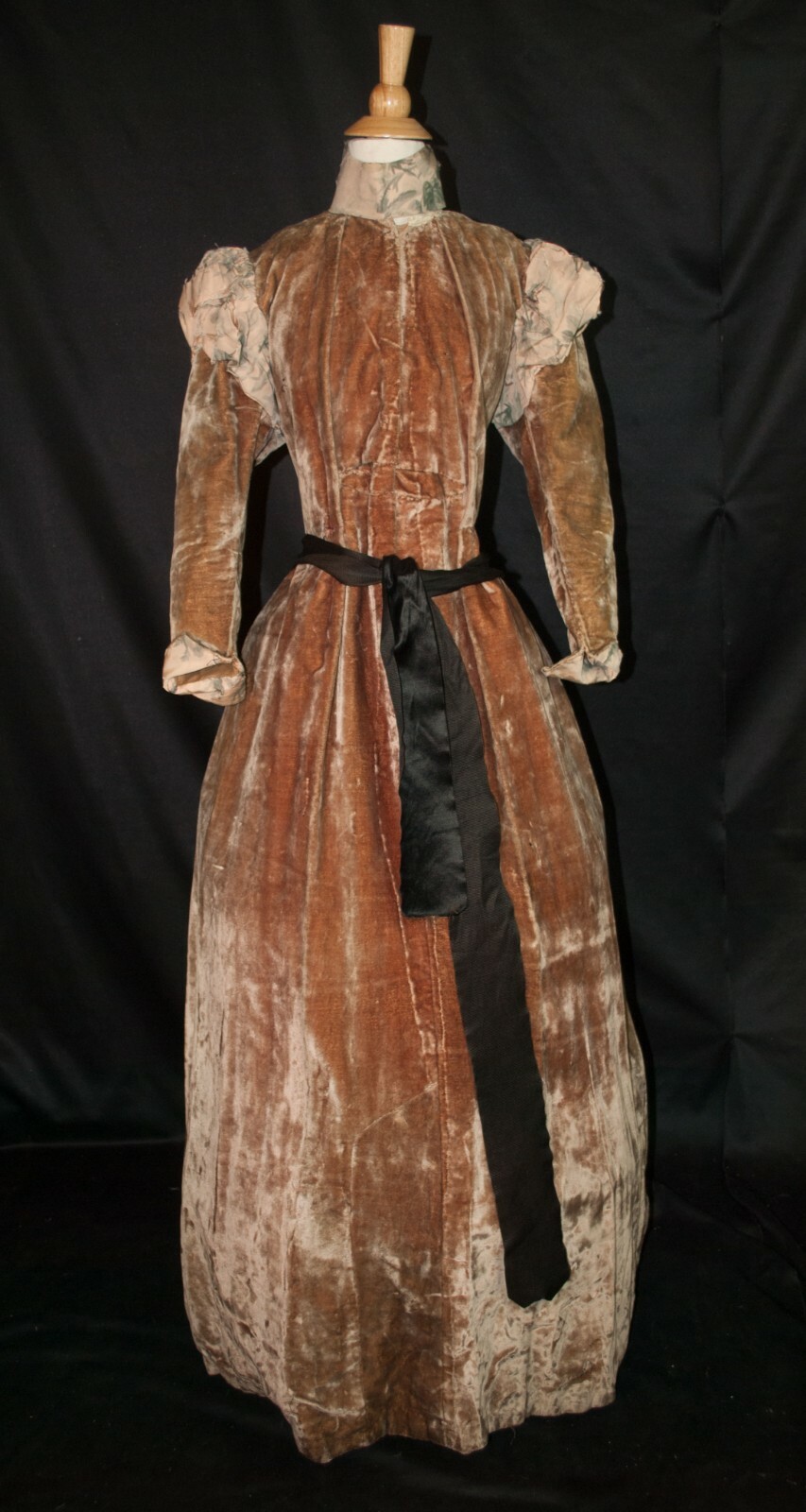 VICTORIAN DRESS 1880 BROWN VELVET DAY DRESS, MUSEUM DEACCESSION