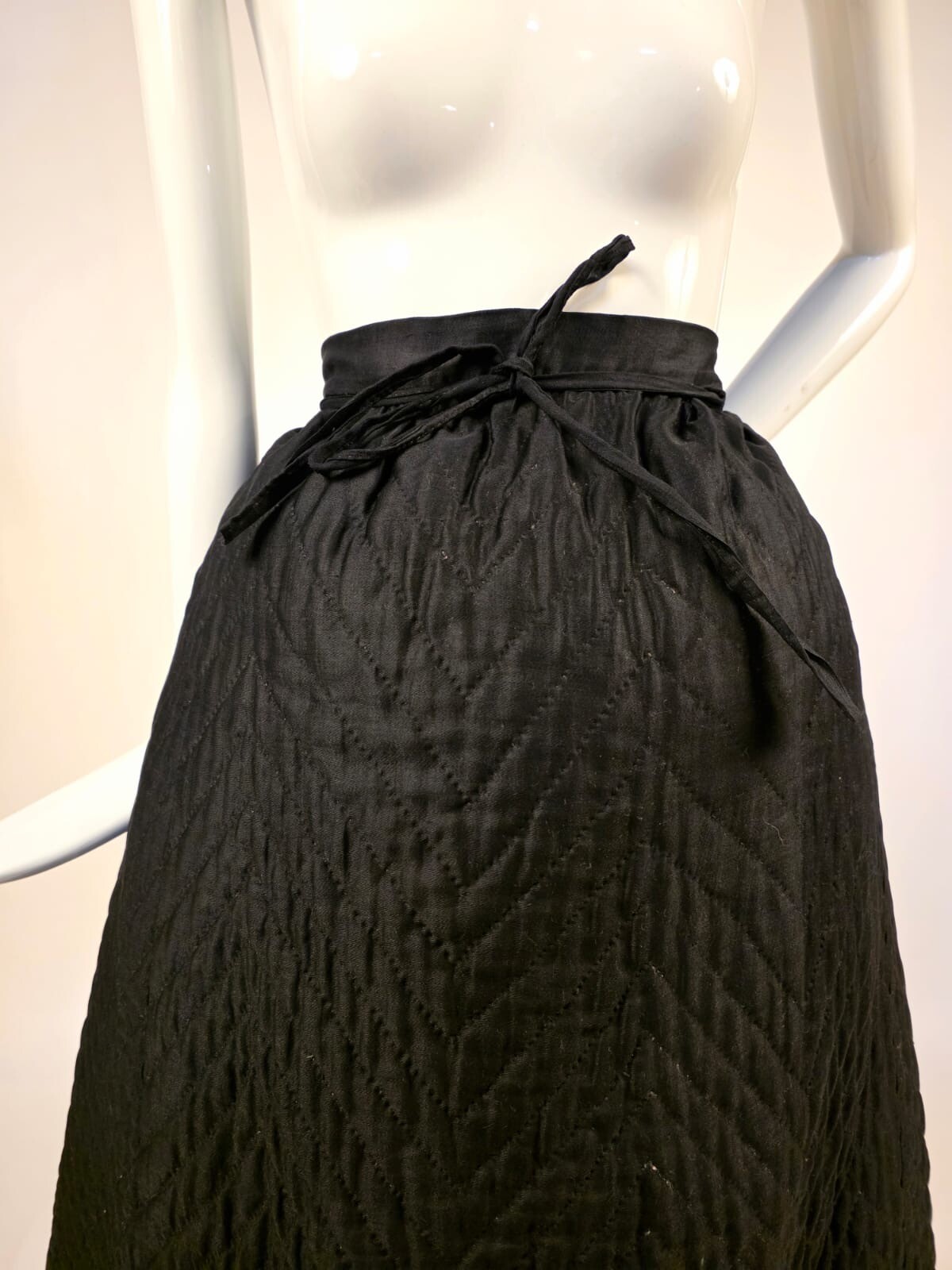 VICTORIAN 19TH C HAND QUILTED POLISHED COTTON PETTICOAT