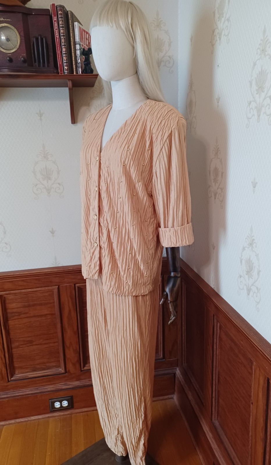 Vintage 1980s Gepetto Gold-Stud Peach Crinkle Retro-Glam House-Coded Lounge Suit
