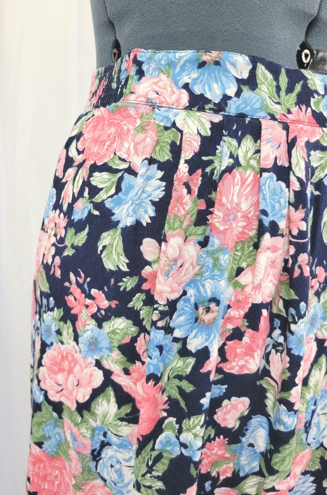 Vtg Van Heusen for Her Blue Floral Skirt w Front Band & Elastic Back Size 10