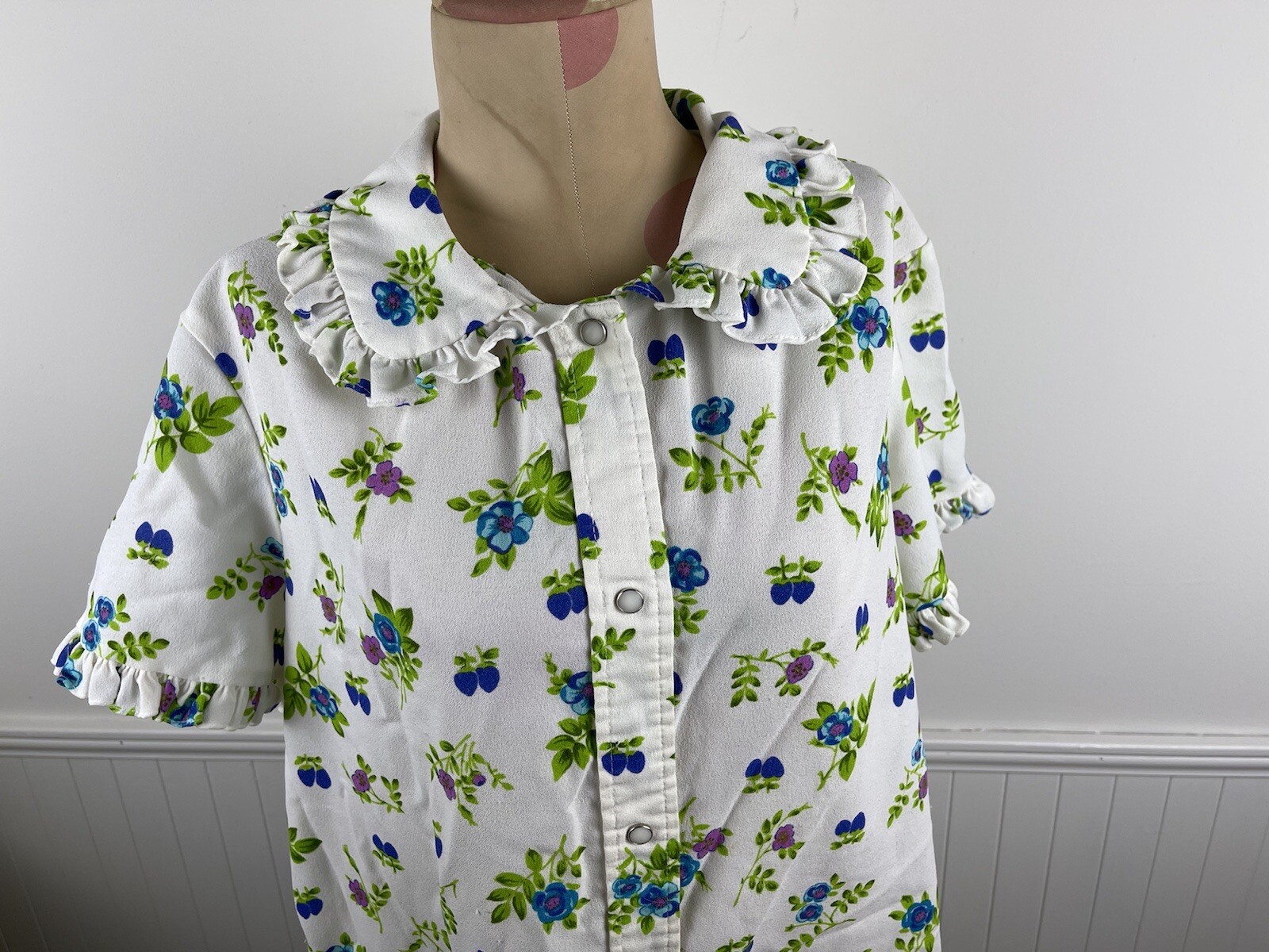 Vintage Ladies’ Off White With Blue & Purple Flowers & Strawberries Housecoat
