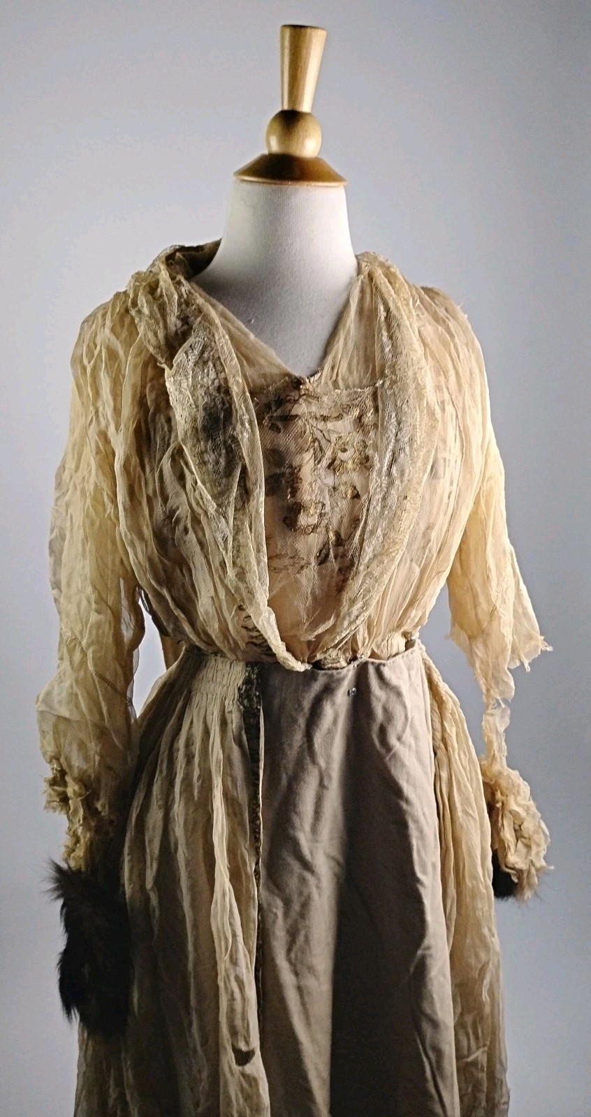 Antique Edwardian Ivory Wool & Lace Tea Gown Dress c.1905–1915