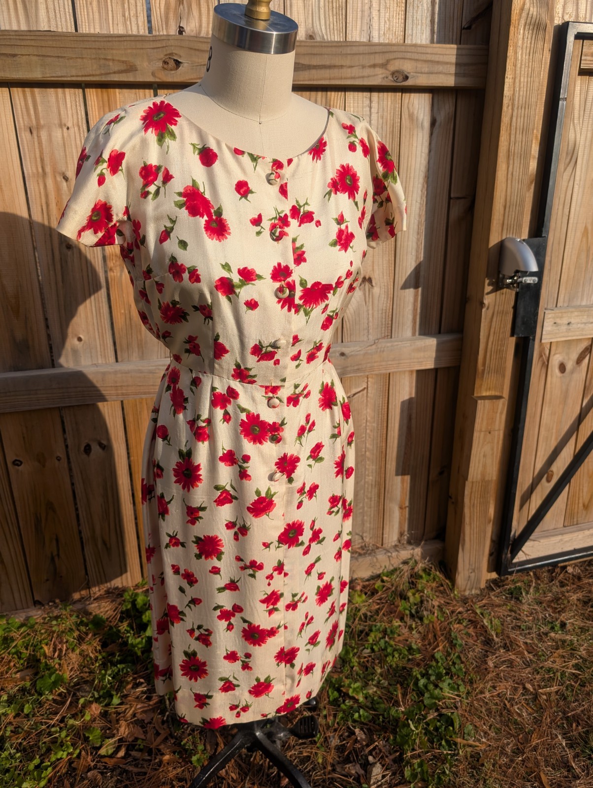 1950s 1960s Day Dress Red Floral Silky Fabric Covered Buttons Straight Skirt S/M