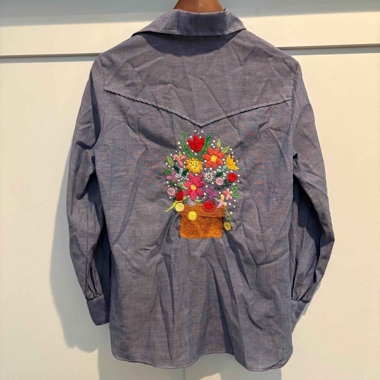 Vtg Lady Wrangler Chambray Shirt Blue Hand Embroider Folk Art Western 70s USA