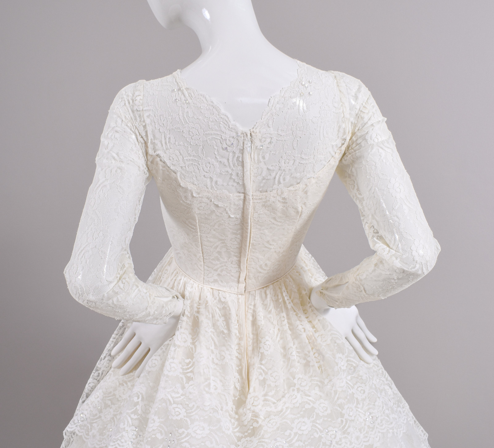 1950s Cupcake Tiered Venetian Lace Wedding Dress W/Rosettes & Trailing Train 2/4