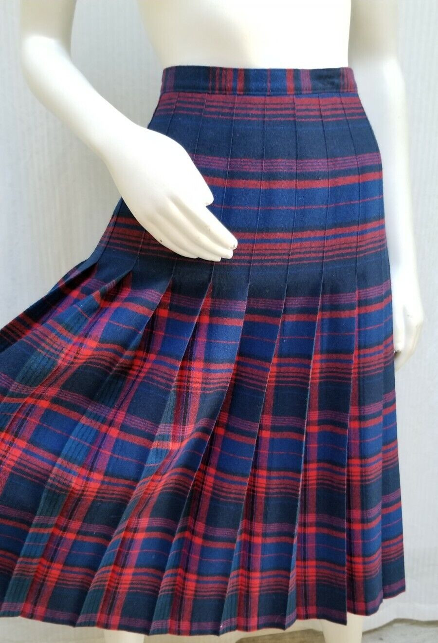 Vintage PENDLETON Blue Red PLEATED PLAID WOOL SKIRT – Waist 29 inches – EUC