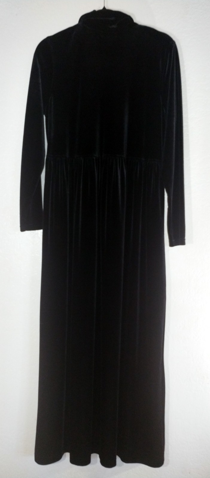 Vintage Womans SM long sleeve long black velvet dress robe Jones New York sport