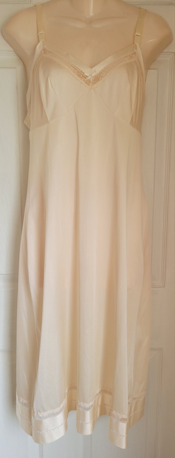 Vtg LORRAINE Ivory Long Women’s Slip 100% Nylon Lace Pinup TALL 36