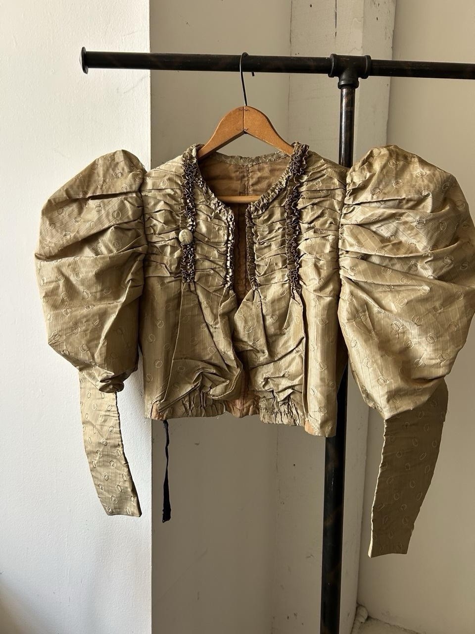 Antique 1890s Victorian Silk Leg of Mutton Sleeve Silk Bodice w/ Mourning Pin