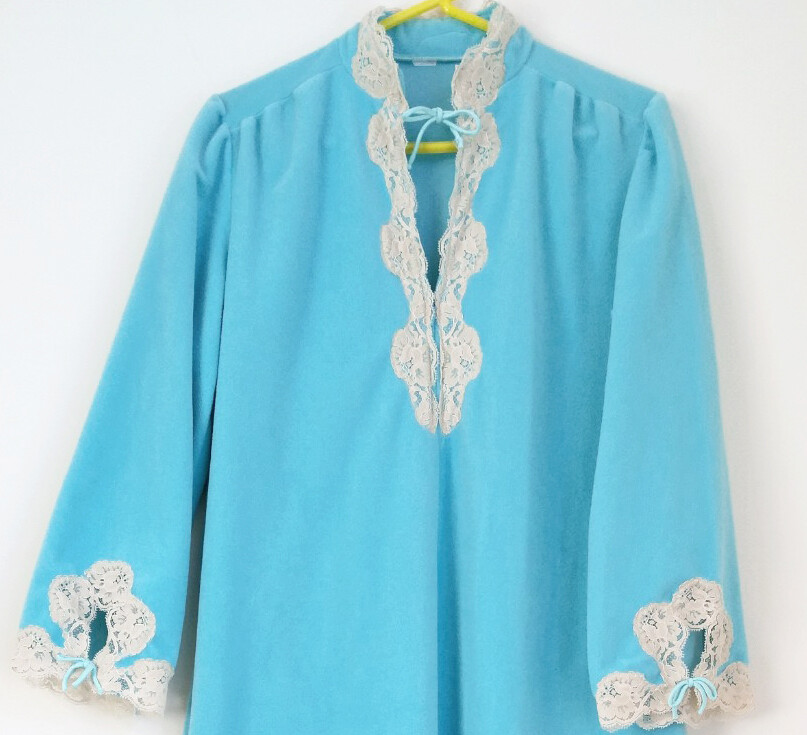 Blue and Beige Lace Keyhole Dacron Vintage Fleece Lounging Robe with Pockets