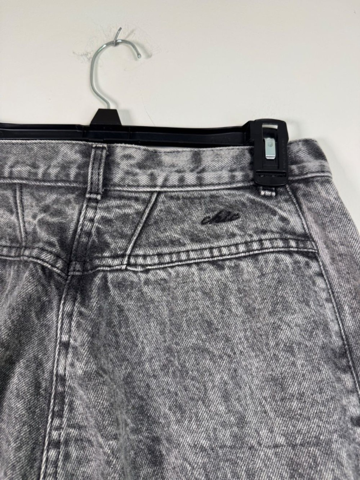 Vintage 90s Chic Black Acid Wash Pleated Tapered Leg Jeans