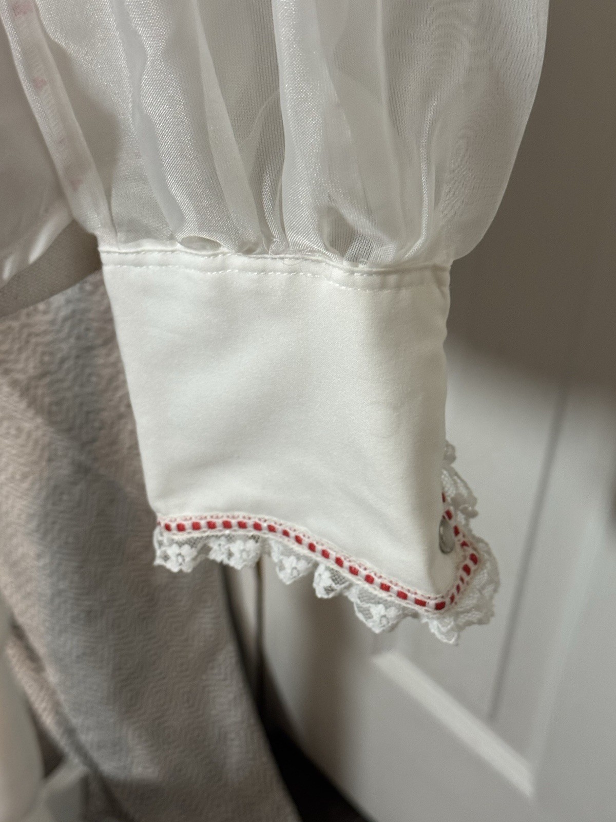 Karman Vintage White Long Sheer Sleeves Lace Pearl Snap Buttons Hearts 9/10