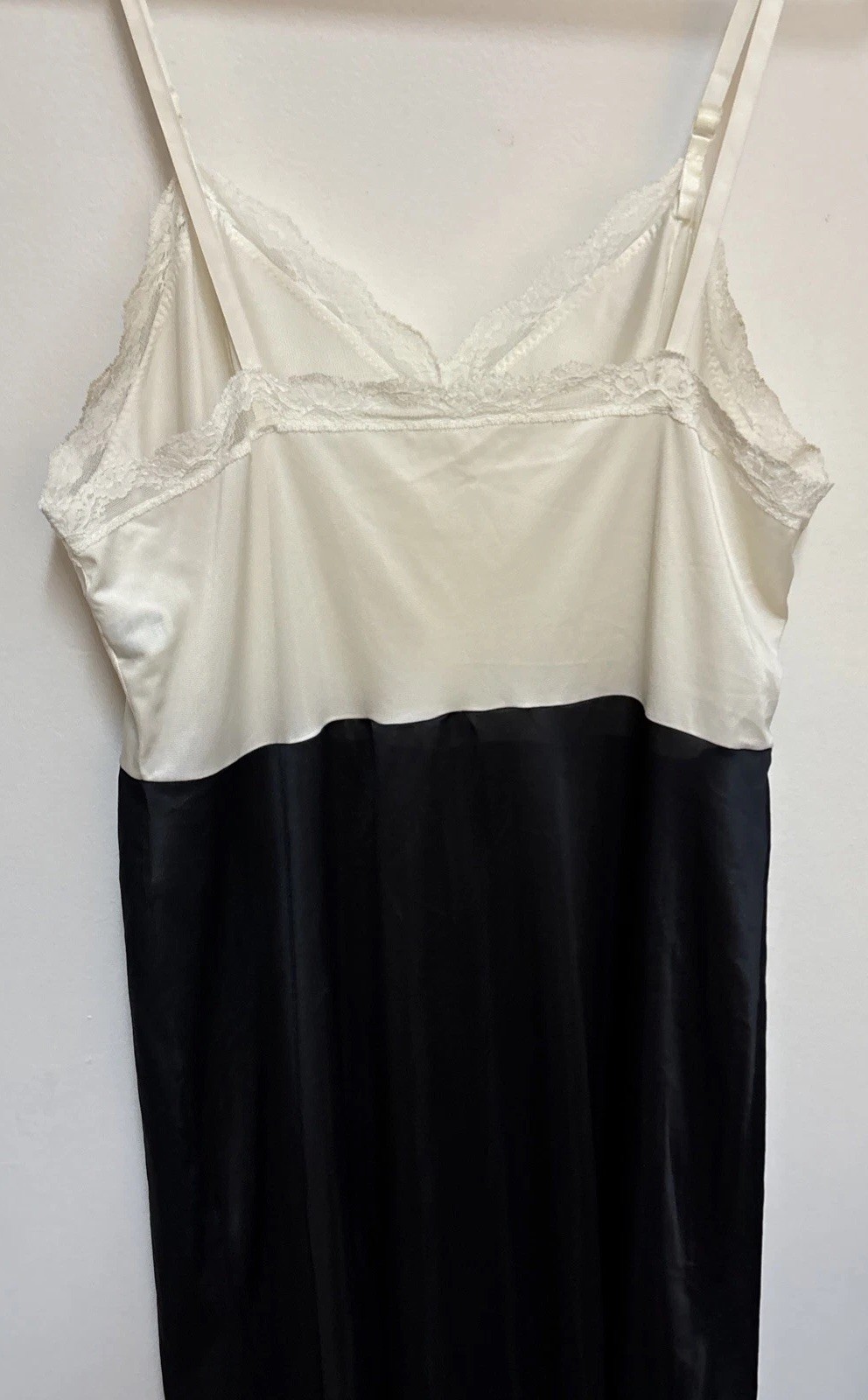 Vintage 1960s Sarah Smith Ivory and Black Full Slip Size 40 Anti-Satic Style 799