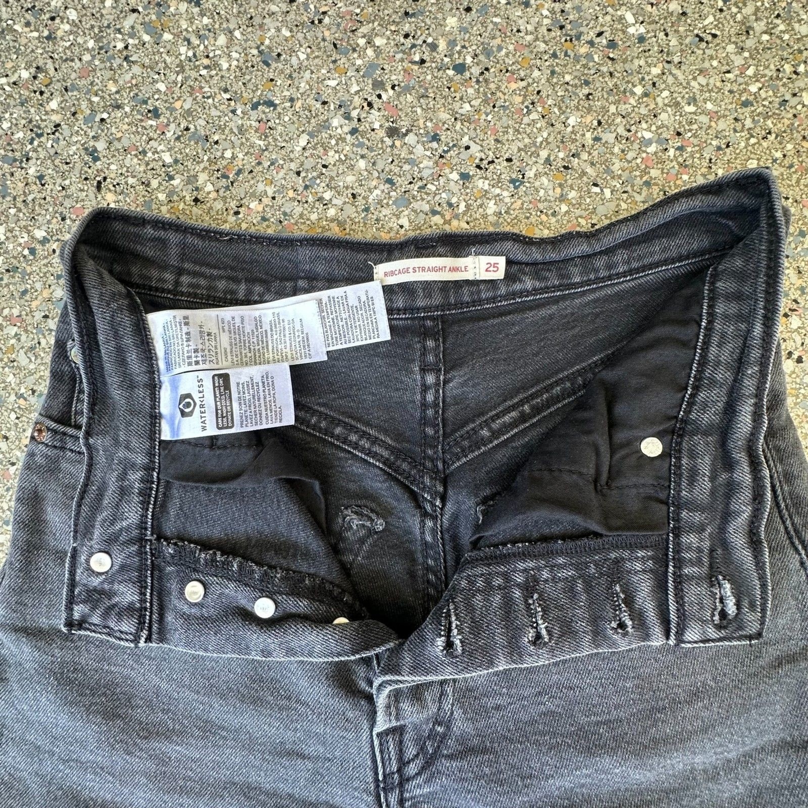 Levi’s Women’s Ribcage Straight Ankle Black Vintage Wash Denim Size 25