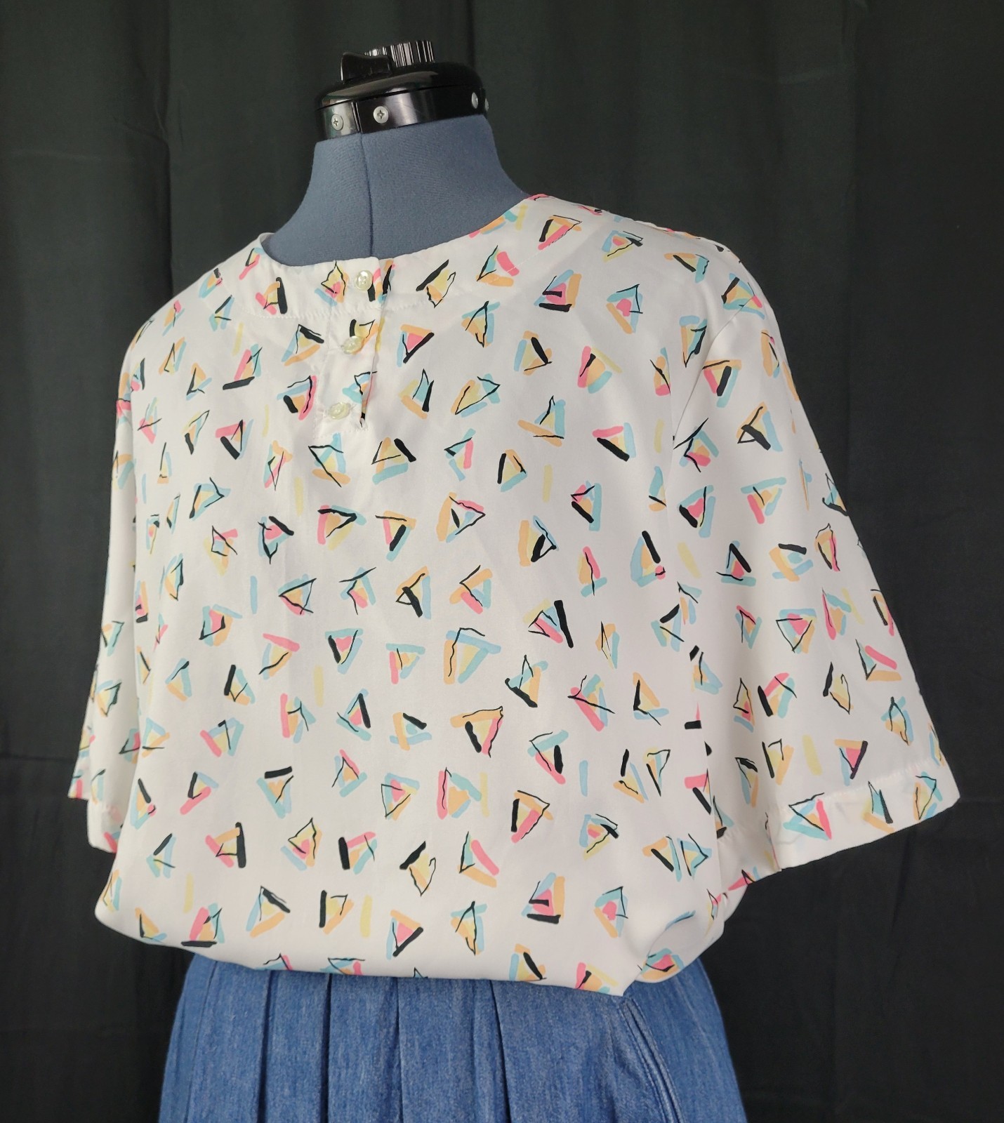 Vintage Alicia S/S Collarless White Blouse w Pastel Triangle Print Size 18