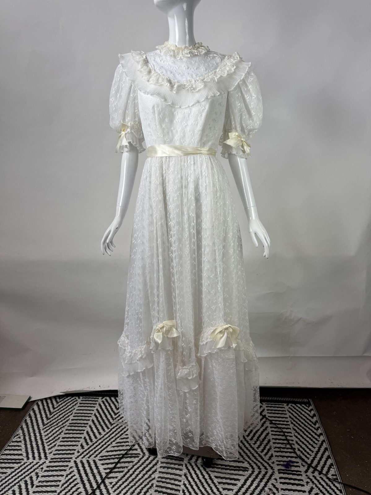 Vintage 70s White Lace Wedding Dress Size 8 With Satin Ribbons & Ruffled Necklin