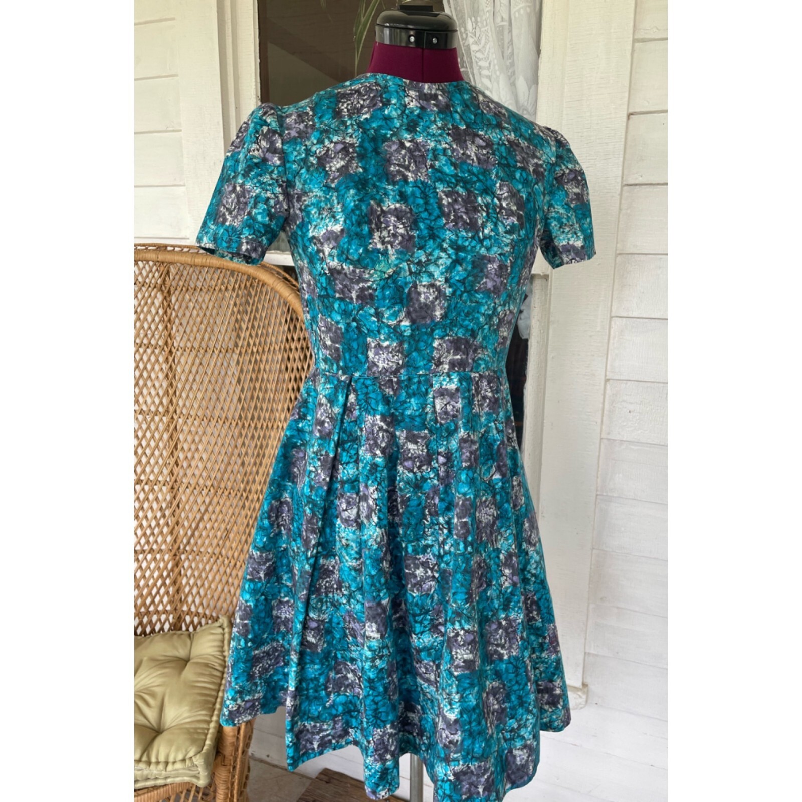 Vintage 1950s Polished Cotton Floral Pleated Shortsleeve Dress Small