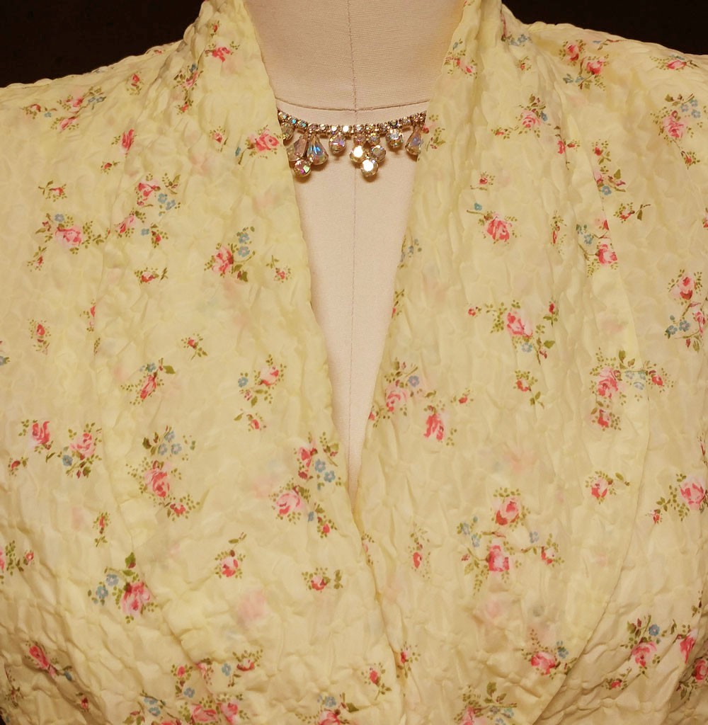 VINTAGE 40s / ‘50s ORIGINAL PAULETTE FLORAL SEERSUCKER GRAND SWEEP DRESSING GOWN