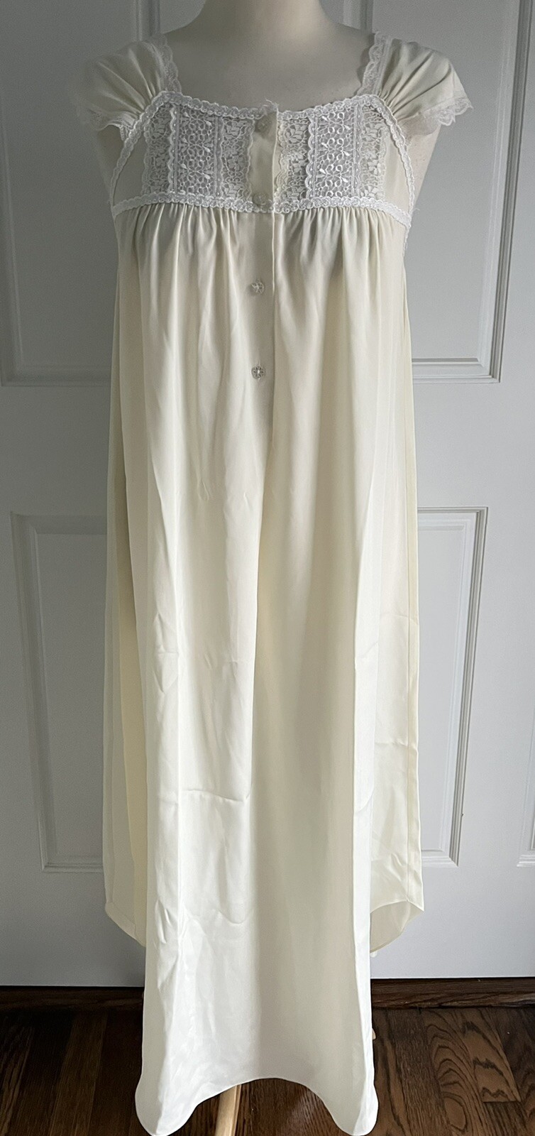 Vintage Oscar De La Renta Ivory Lace Trim Classic Silky Fabric Nightgown S/M