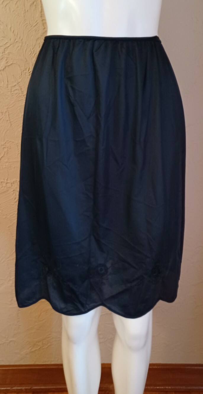 VTG 1950’s „Greenco Maid” Black Nylon Tricot Scalloped Hem/Applique 1/2 Slip