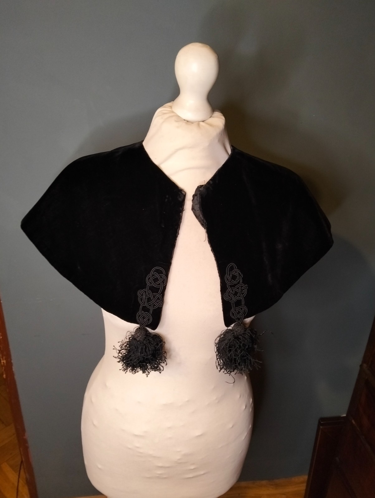 Edwardian Gothic Witchy Black Crushed Velvet Vintage Victorian Capelet Cape