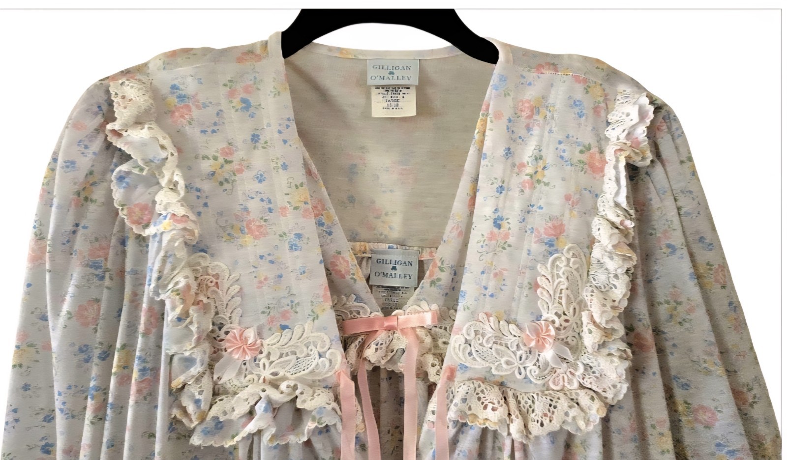 1970s GILLIGAN & O’MALLEY Ruffled Embroidered Floral Peignor Set W Lace Trim L