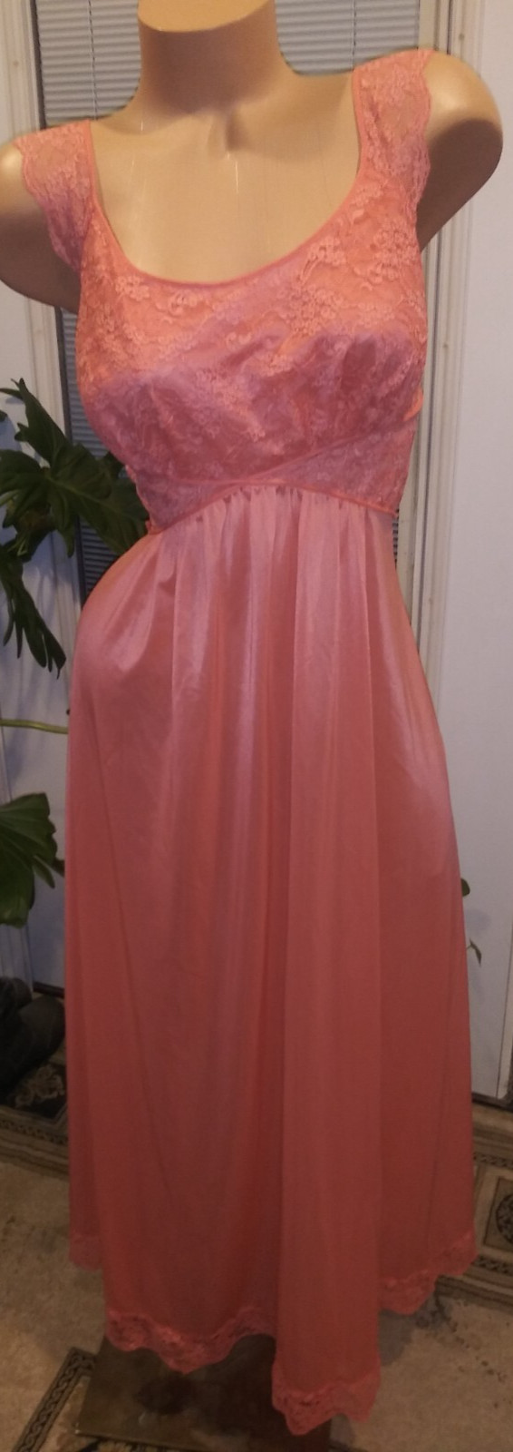 VTG SILKY FROSTED SHINE SHEER CHANTILLY LACE GOWN DRESS NIGHTGOWN 36″ S