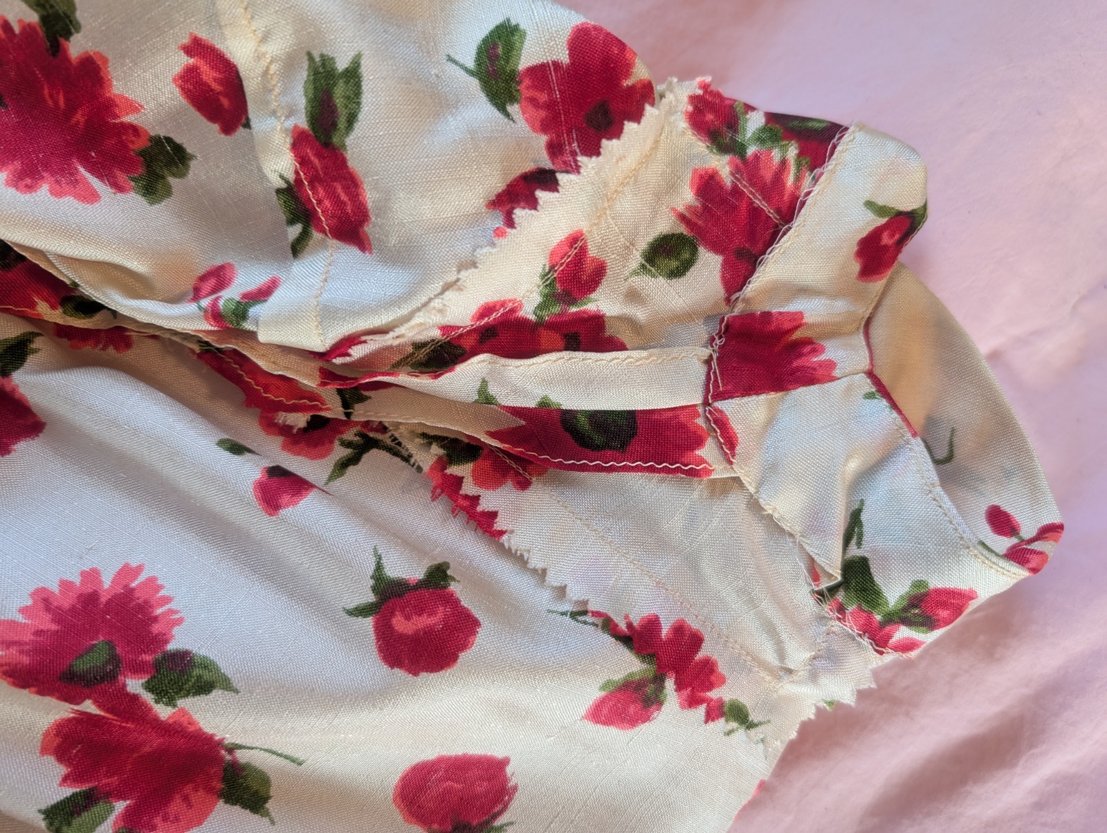 1950s 1960s Day Dress Red Floral Silky Fabric Covered Buttons Straight Skirt S/M