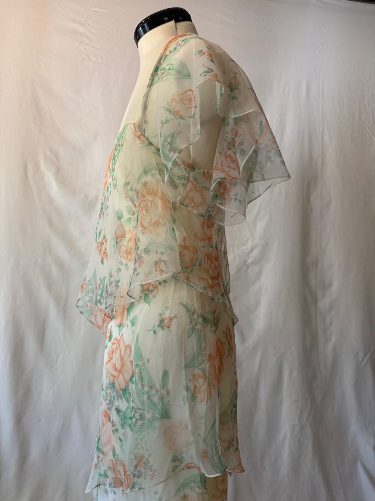 Vintage 1970s Poly Chiffon Tier Floral Dress w Built in Lining & Flutter Sleeves