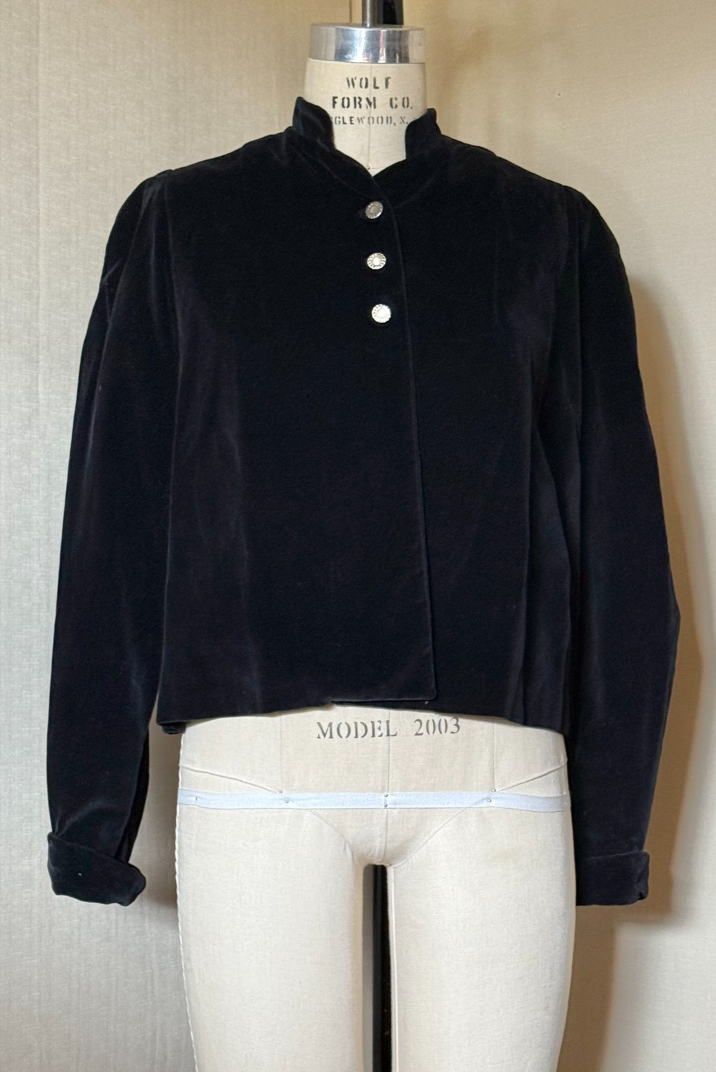 Vtg MCM 1940s /50s BLACK VELVET JACKET w/ WHITE SATIN LINING, CLASSIC TAILORED!!