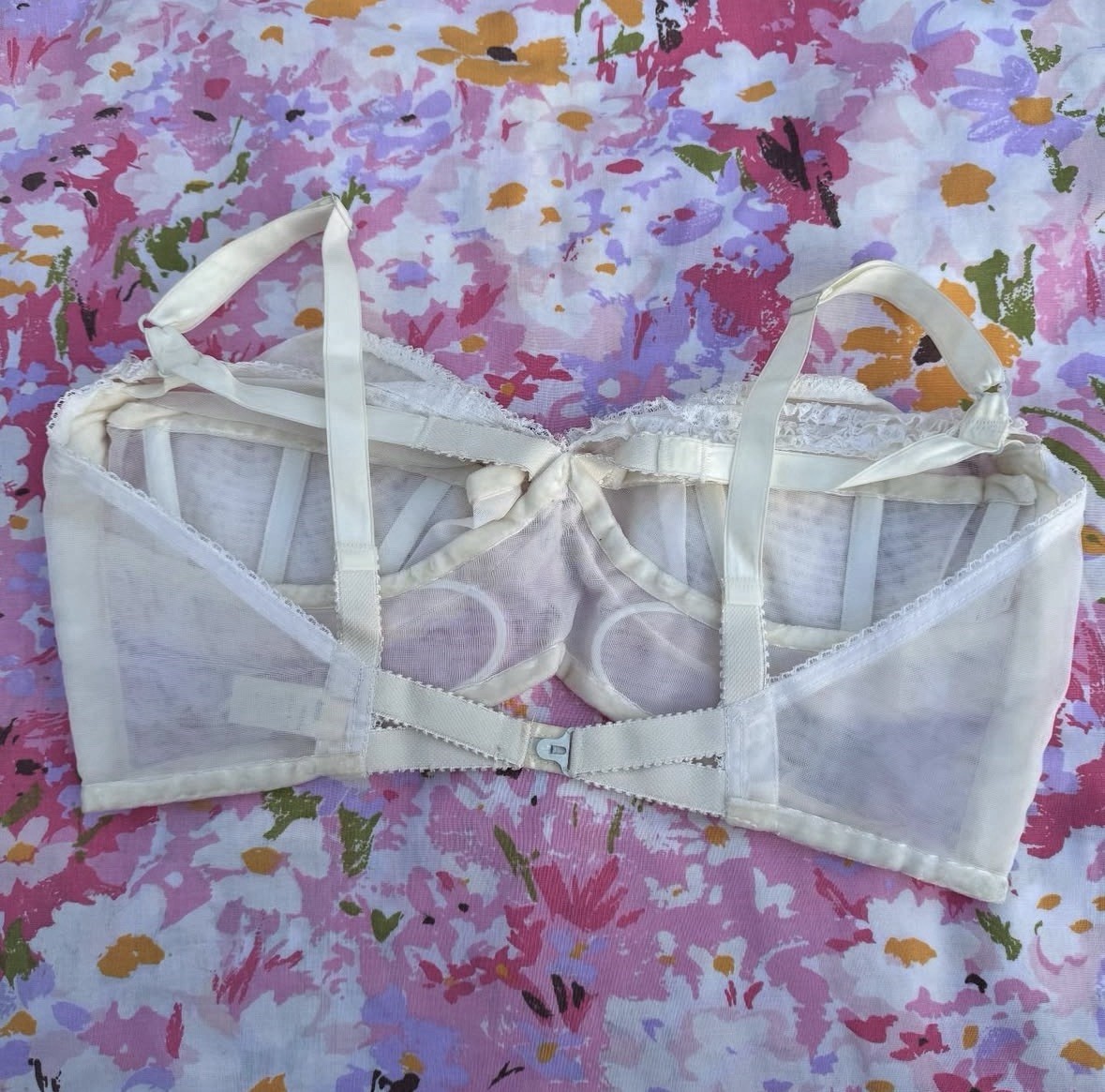 Vintage 1960s Symbra Ette White Ruffled Burlesque Bra – 36G Pin Up