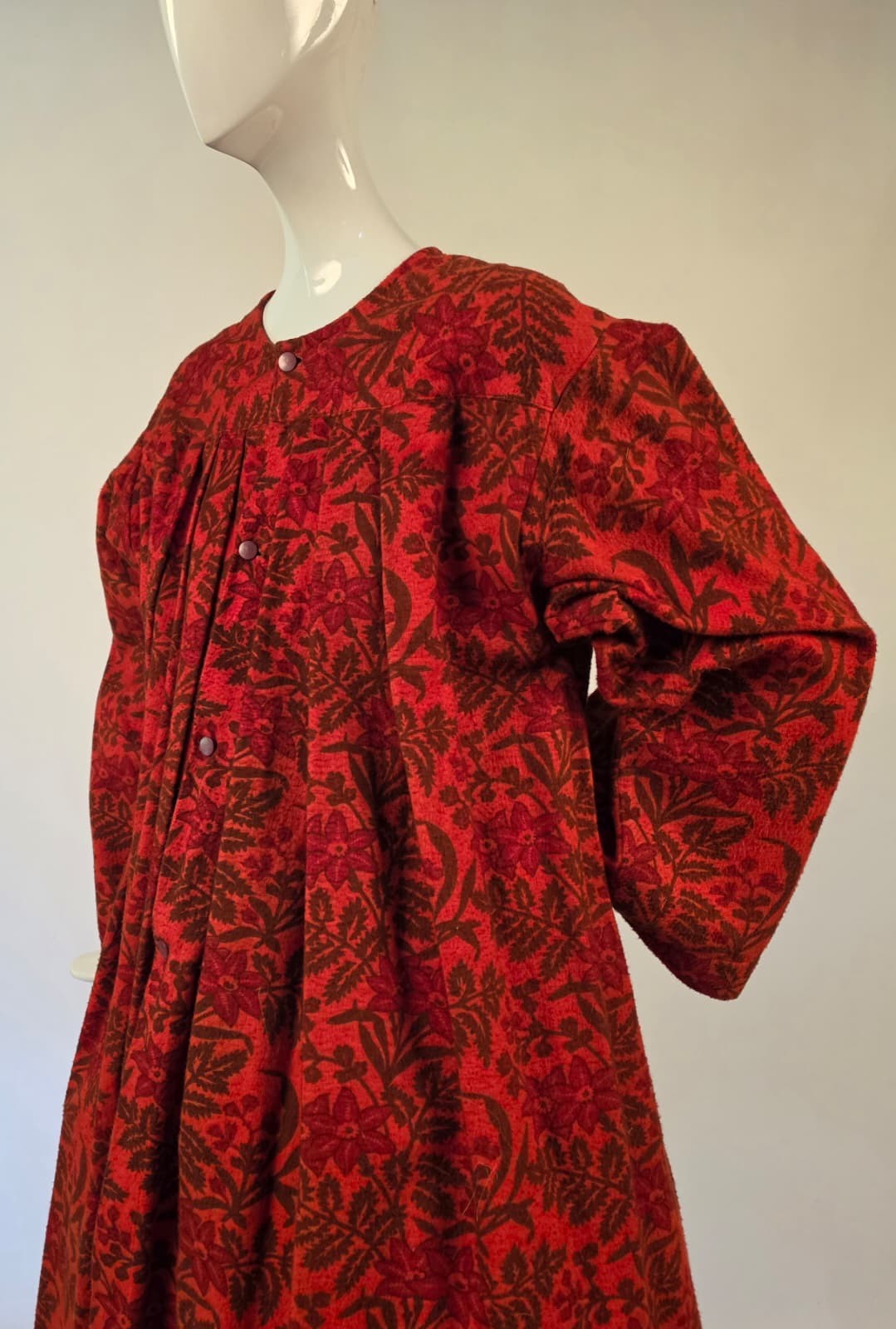 VICTORIAN 19TH C RED + BLACK FLORAL PRINT FLANNEL BUSTLE WRAPPER DRESS