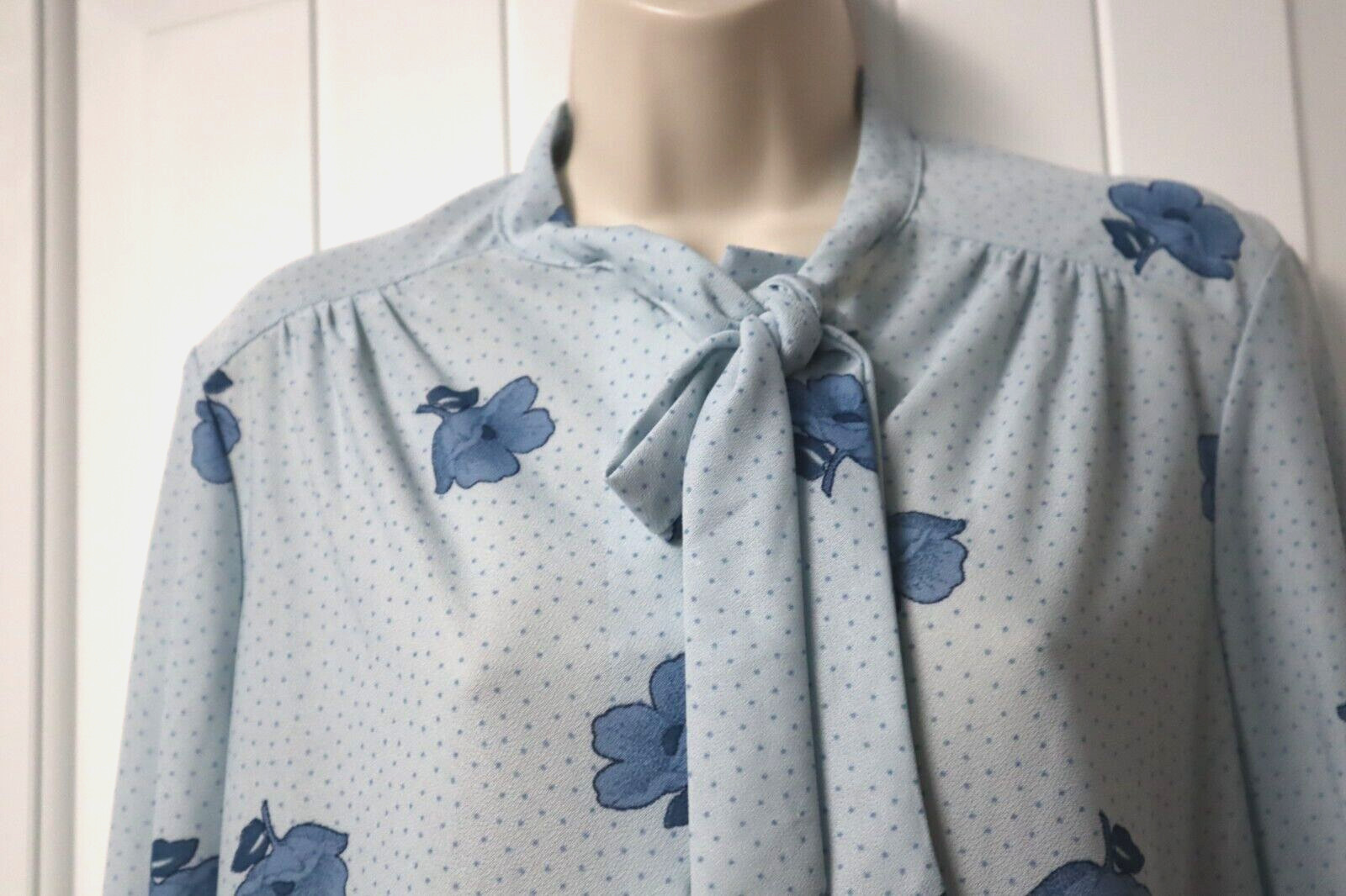 Vintage 1970s ECCOBAY long sleeve button up floral blue blouse size 13-14 (USA)