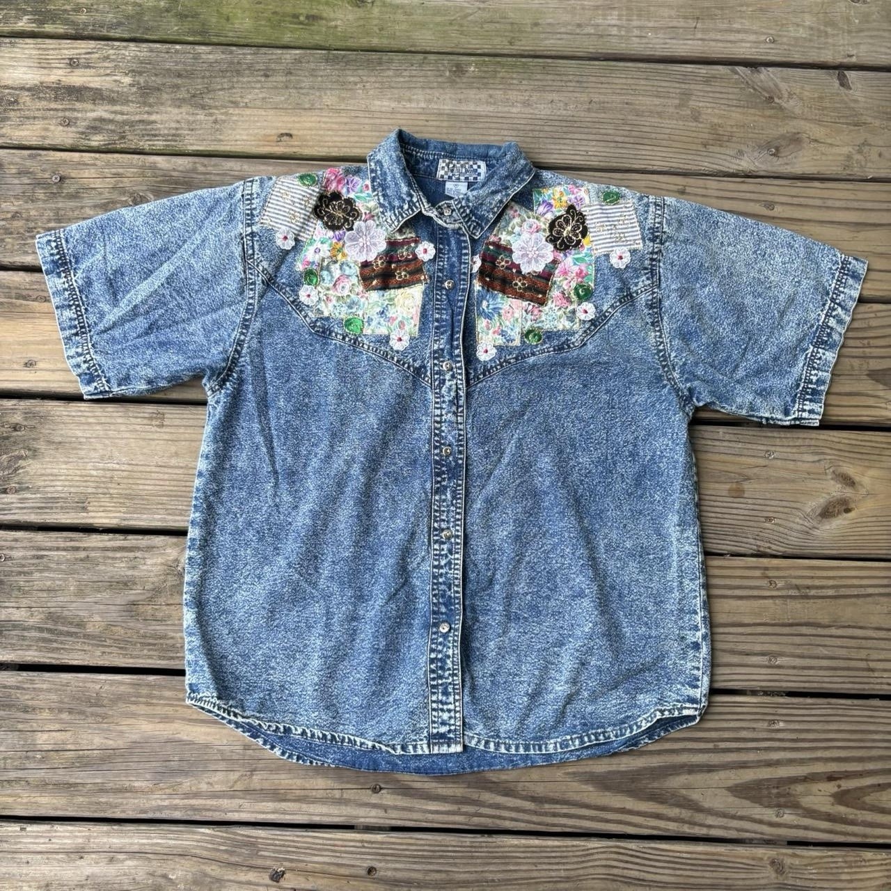 VTG 80s Pretty Bleu Acid Wash Appliquéd Denim Shirt – M