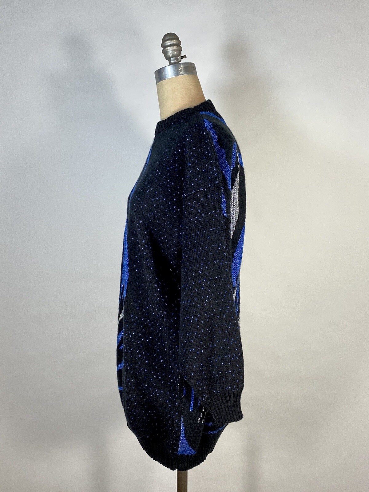 Vintage 1980’s to 1990’s subtle sparkle Blk, blue & silver metallic sweater L/XL